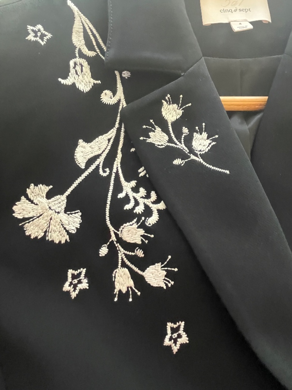 Cinq à Sept Black Gabrielle Floral Embroidered Blazer Sz 4 Quiet Luxury - Picture 7 of 11